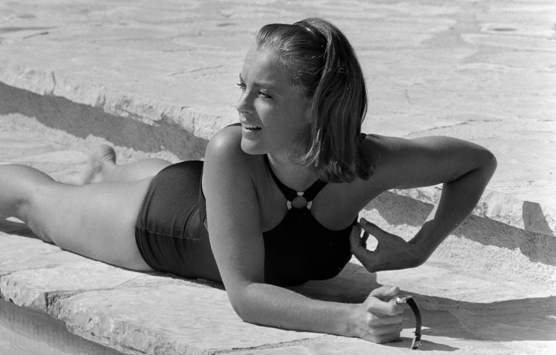 Romy schneider en maillot de bain noir une pièce dans la piscine
