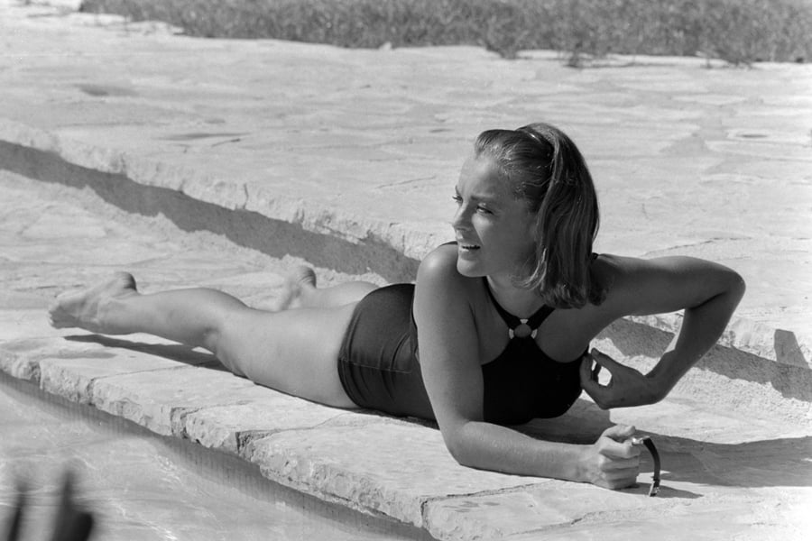 Romy schneider en maillot de bain noir une pièce dans la piscine