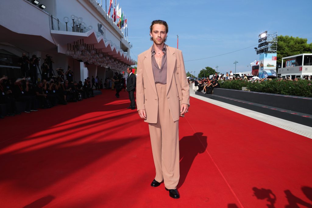 Benjamin Voisin porte des bijoux Boucheron à la Mostra de Venise le 4 septembre 2024 © Pascal Le Segretain/Getty Images.