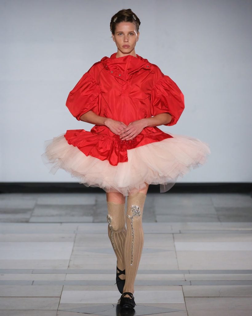 Le défilé Simone Rocha printemps-été 2025 © Simone Rocha.