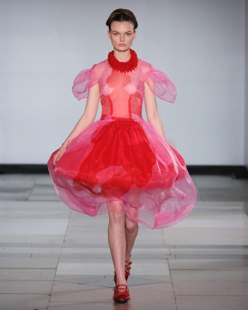 Le défilé Simone Rocha printemps-été 2025 © Simone Rocha.