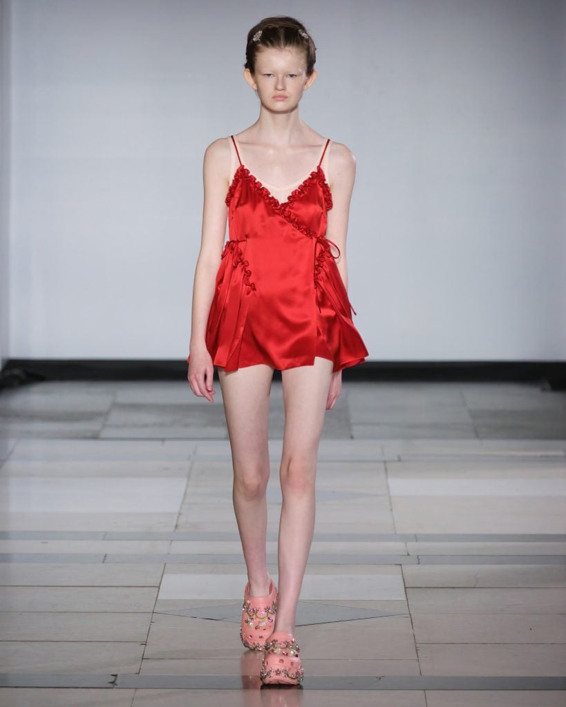 Le défilé Simone Rocha printemps-été 2025 © Simone Rocha.