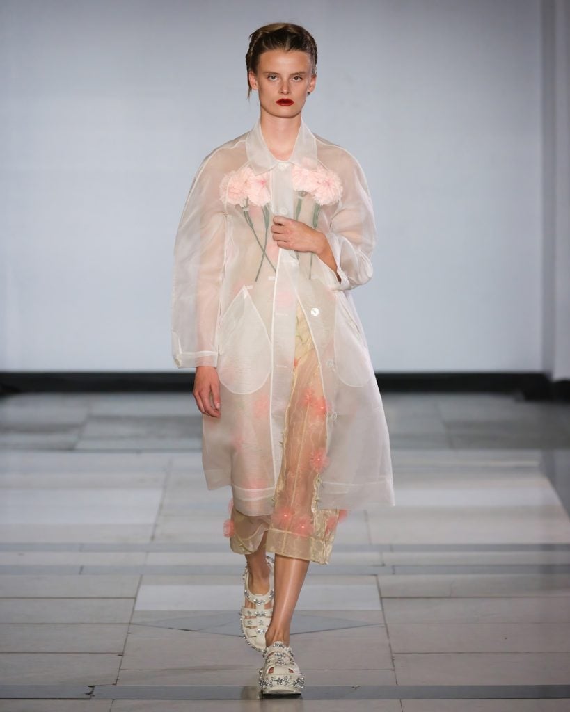 Le défilé Simone Rocha printemps-été 2025 © Simone Rocha.