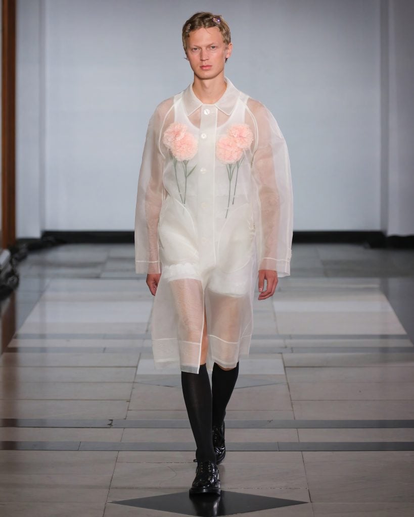 Le défilé Simone Rocha printemps-été 2025 © Simone Rocha.