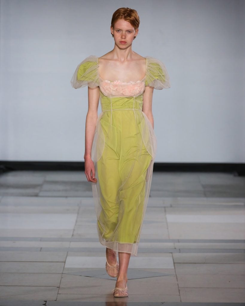 Le défilé Simone Rocha printemps-été 2025 © Simone Rocha.