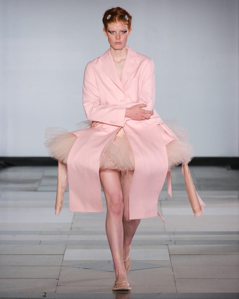 Le défilé Simone Rocha printemps-été 2025 © Simone Rocha.