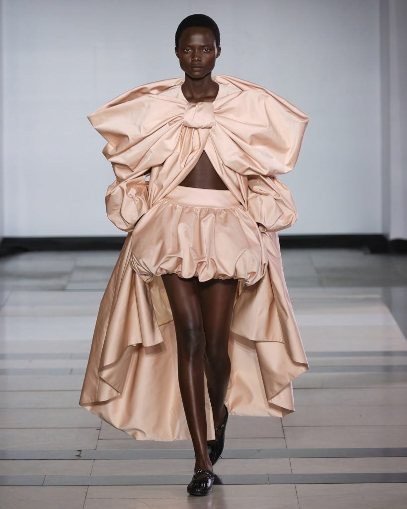 Le défilé Simone Rocha printemps-été 2025 © Simone Rocha.