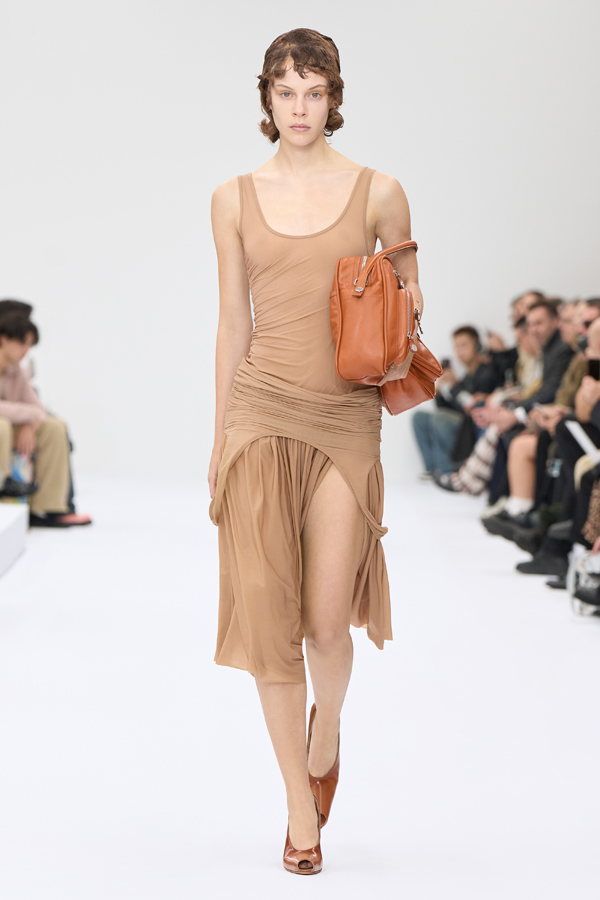 Le défilé Acne Studios printemps-été 2025.