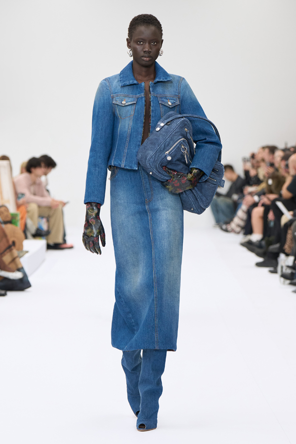 Le défilé Acne Studios printemps-été 2025.