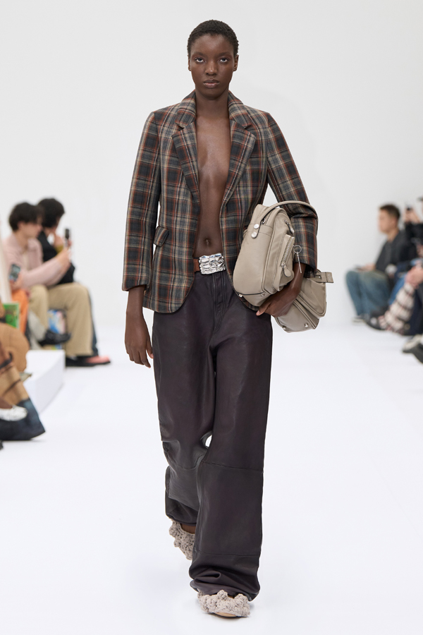 Le défilé Acne Studios printemps-été 2025.