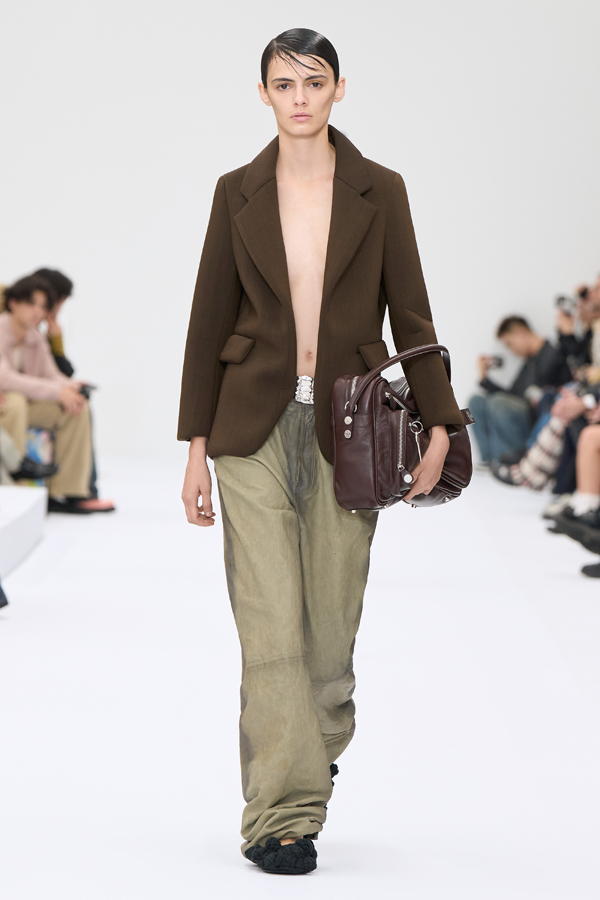 Le défilé Acne Studios printemps-été 2025.