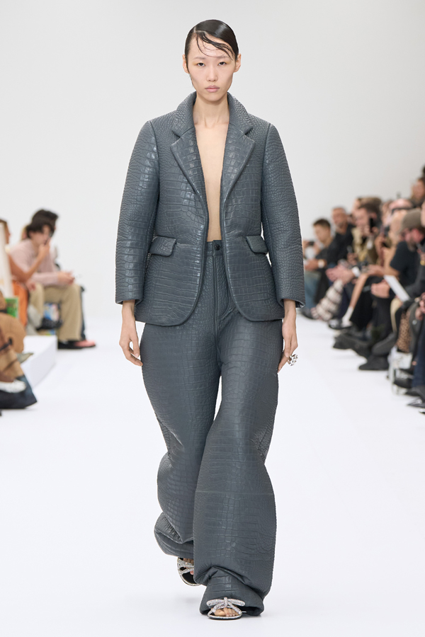 Le défilé Acne Studios printemps-été 2025.