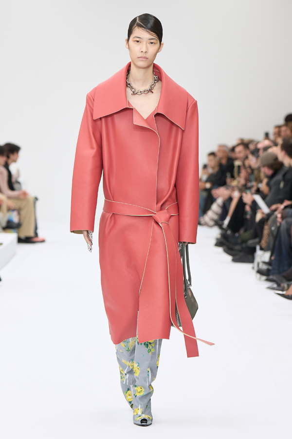 Le défilé Acne Studios printemps-été 2025.