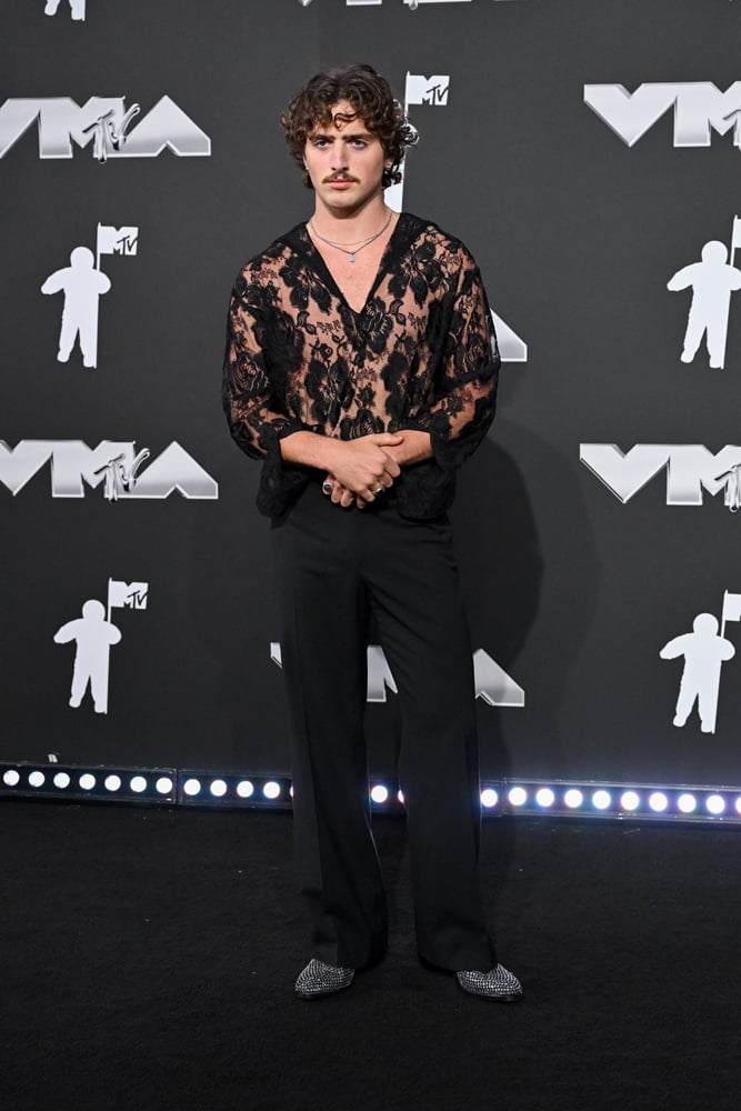 Benson Boone en Dolce&Gabbana sur le tapis rouge des VMAs 2024 © Courtesy of Dolce&Gabbana.