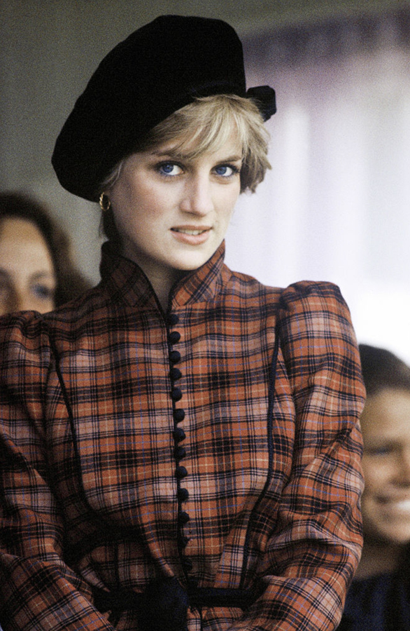 Lady Diana portant un béret signé Stephen Jones en 1982 à Braemar en Écosse © Anwar Hussein/WireImage.