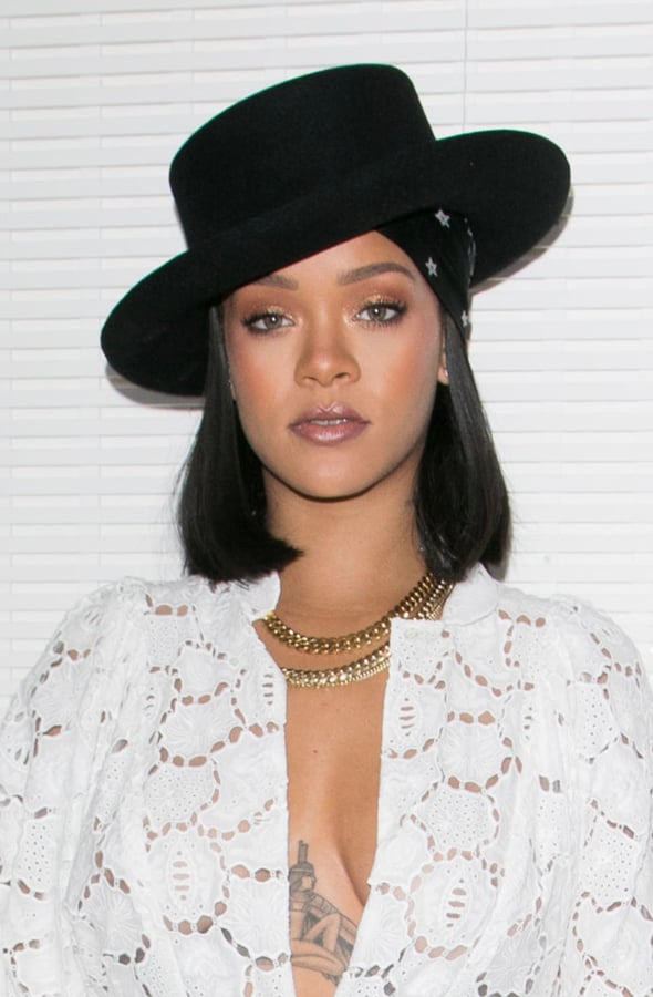 Rihanna portant un chapeau Dior par Stephen Jones en 2017 à Paris © Marc Piasecki/WireImage.