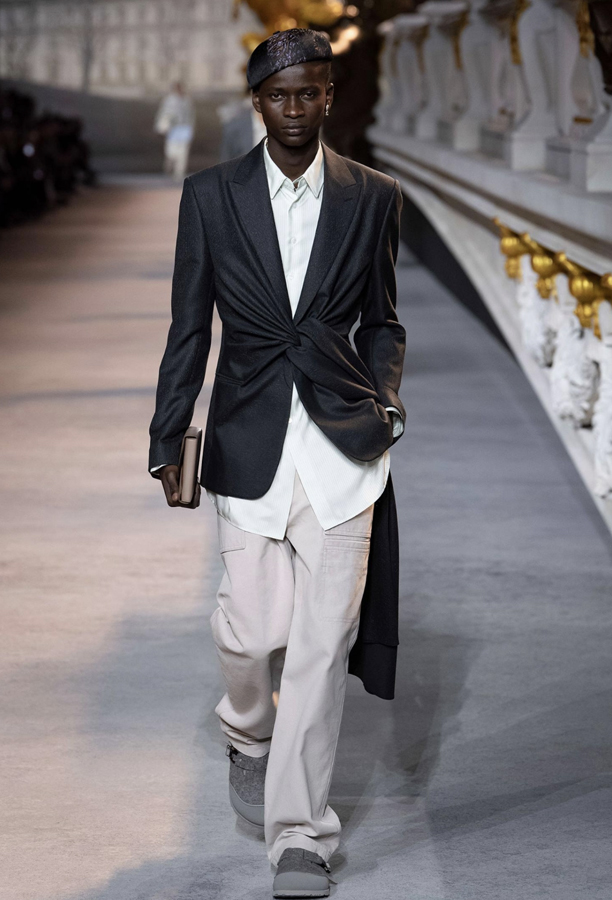 Chapeau de Stephen Jones pour le défilé Dior homme automne-hiver 2022.