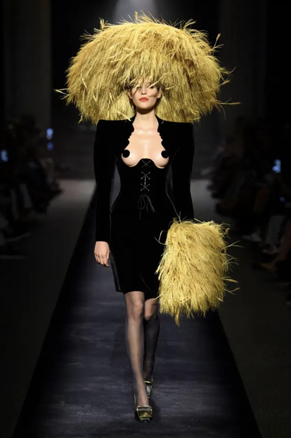 Chapeau de Stephen Jones pour le défilé Schiaparelli haute couture automne-hiver 2022-2023.