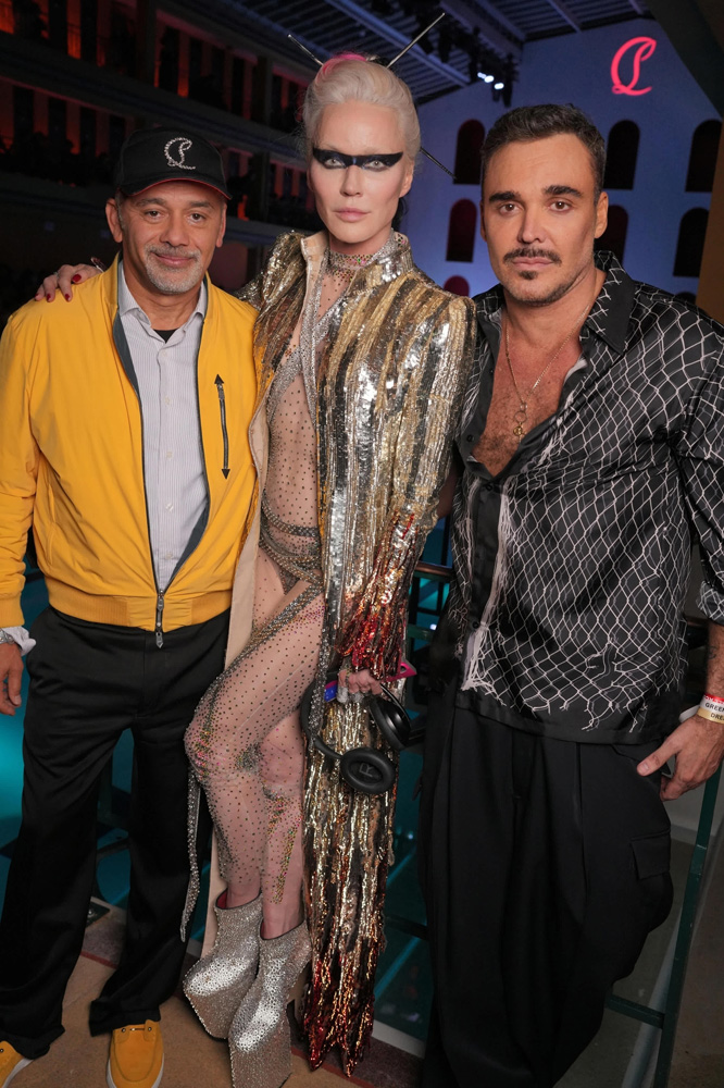 Christian Louboutin, Daphne Guiness et David LaChapelle au show Christian Louboutin printemps-été 2025.