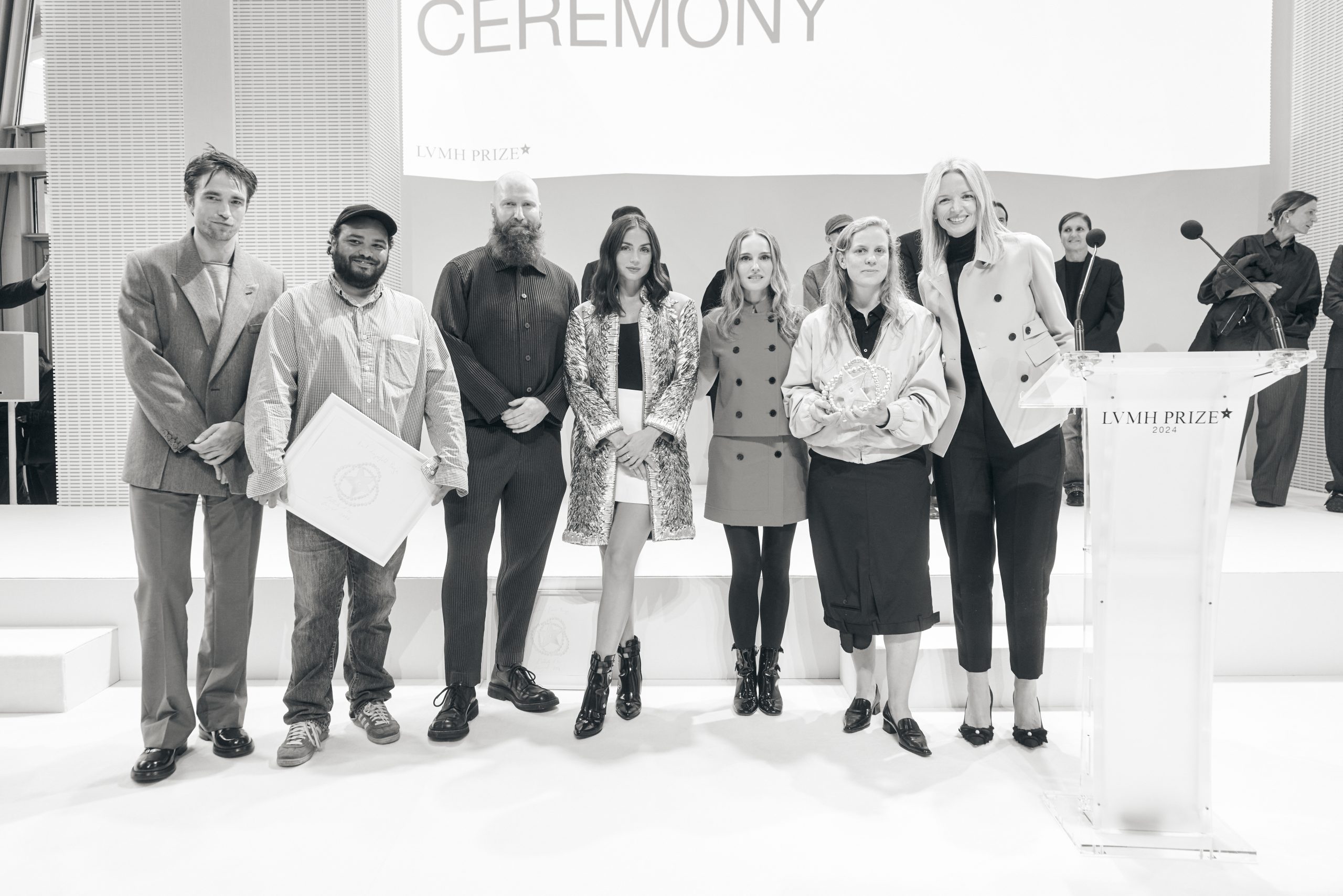 Robert Pattinson, Duran Lantink, Michael Stewart, Ana de Armas, Natalie Portman, Ellen Hodakova Larsson et Delphine Arnault au Prix LVMH 2024 © Saskia Lawaks.