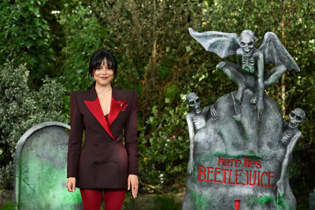 Jenna Ortega en costume Alexander Mc Queen et bijoux Alison Lou à la première du film Beetlejuice Beetlejuice à Londres le 30 août 2024 © Kate Green/Getty Images for Warner Bros.