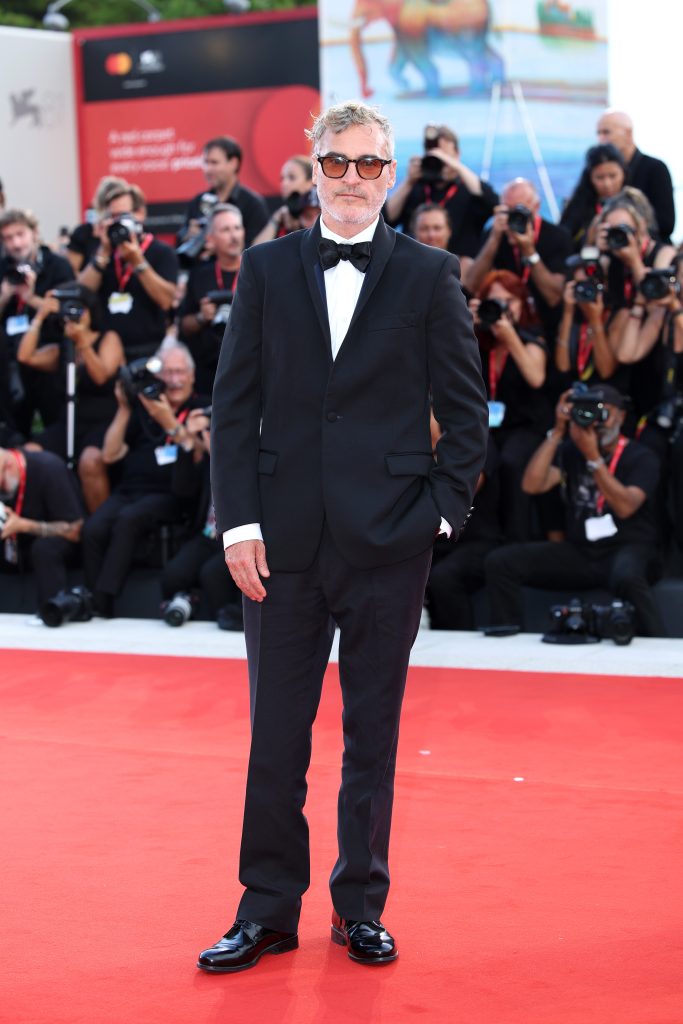 Joaquin Phoenix en smoking Stella McCartney à la Mostra de Venise le 4 septembre 2024 © Daniele Venturelli/WireImage. 