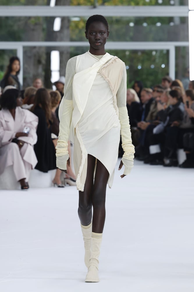 Le défilé Issey Miyake printemps-été 2025.