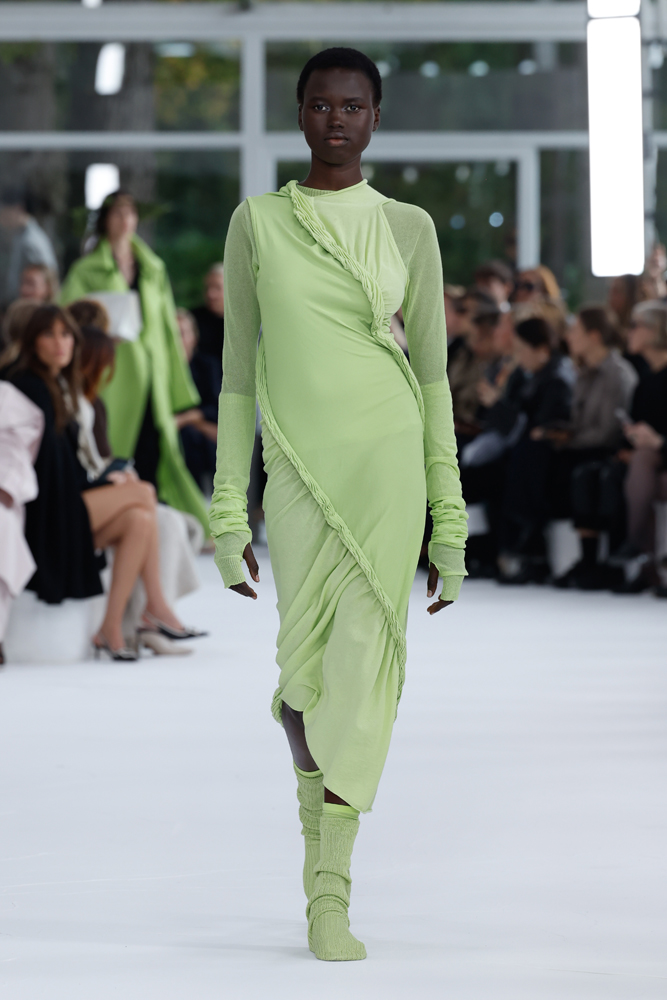 Le défilé Issey Miyake printemps-été 2025.