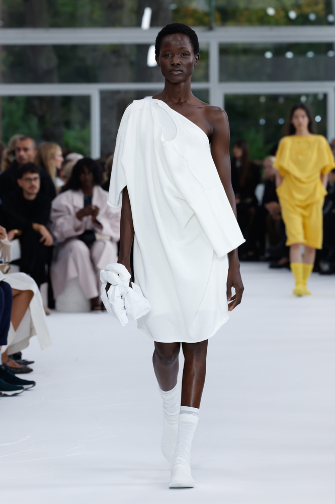 Le défilé Issey Miyake printemps-été 2025.