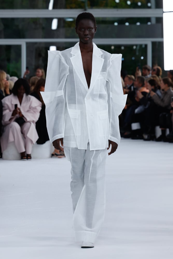 Le défilé Issey Miyake printemps-été 2025.