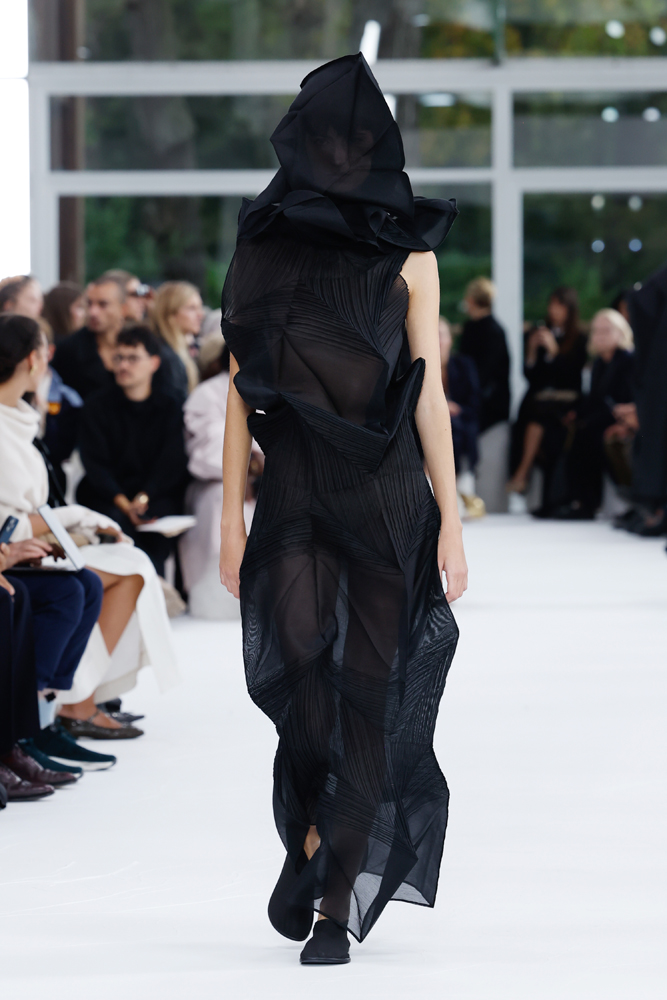 Le défilé Issey Miyake printemps-été 2025.