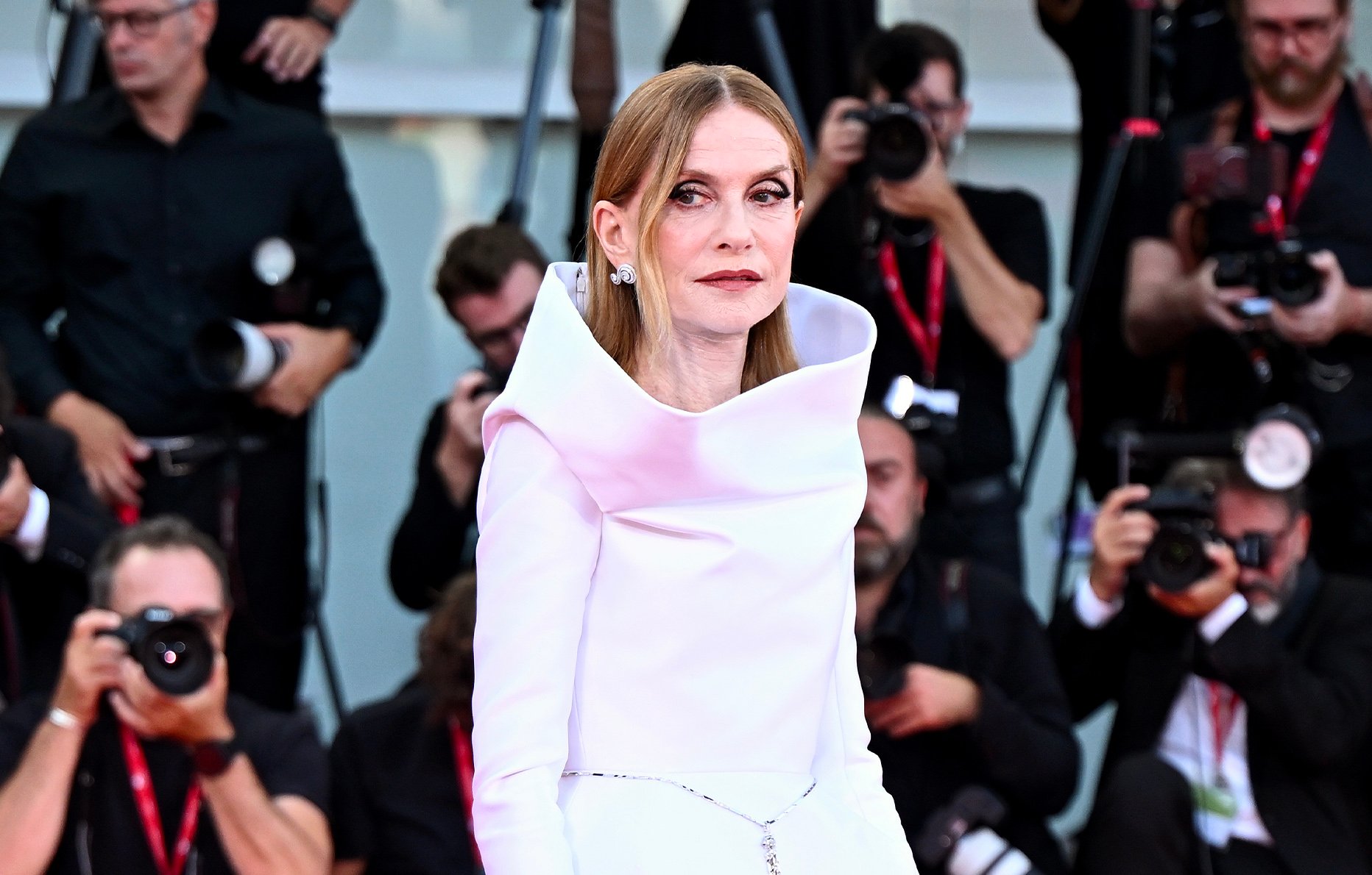 Isabelle Huppert en robe Balenciaga à la cérémonie de clôture à la Mostra de Venise le 7 septembre 2024 © Stephane Cardinale - Corbis/Corbis via Getty Images.