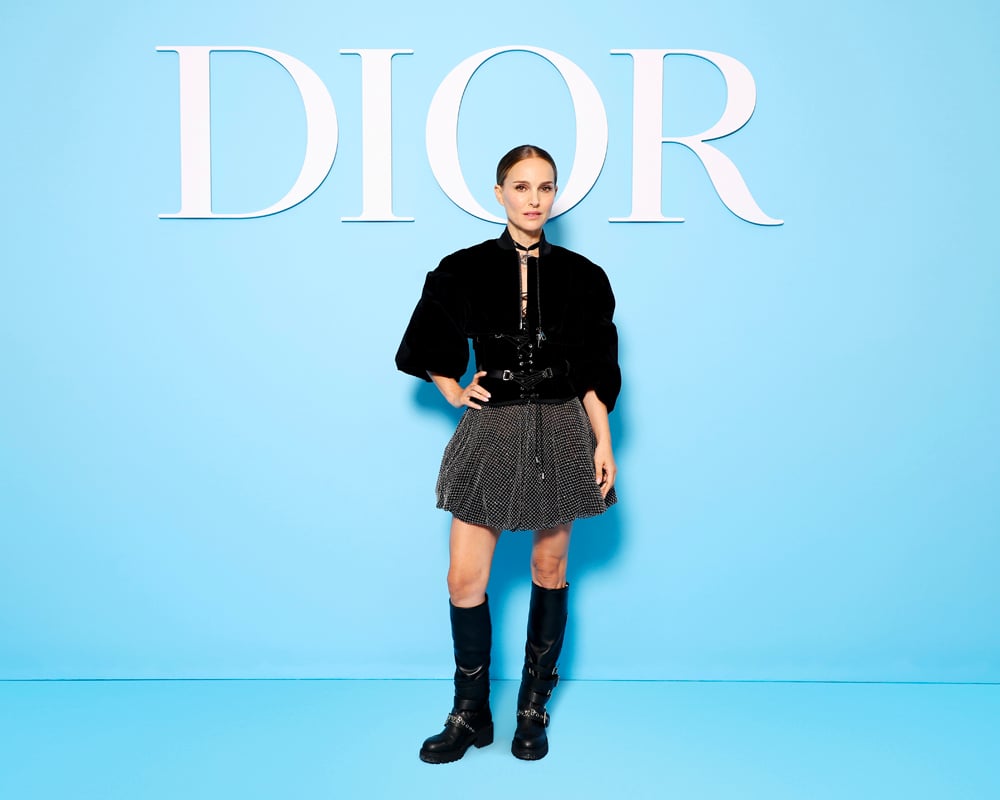 Natalie Portman au défilé Dior printemps-été 2025 © Dior.