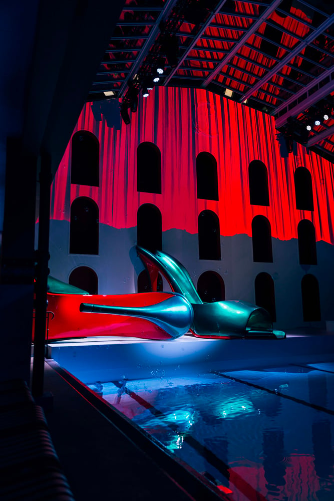 Le show Christian Louboutin printemps-été 2025 à la piscine Molitor.