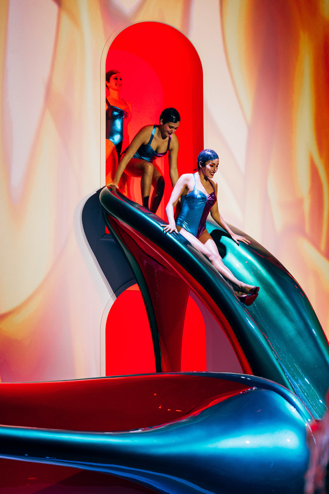 Le show Christian Louboutin printemps-été 2025 à la piscine Molitor.