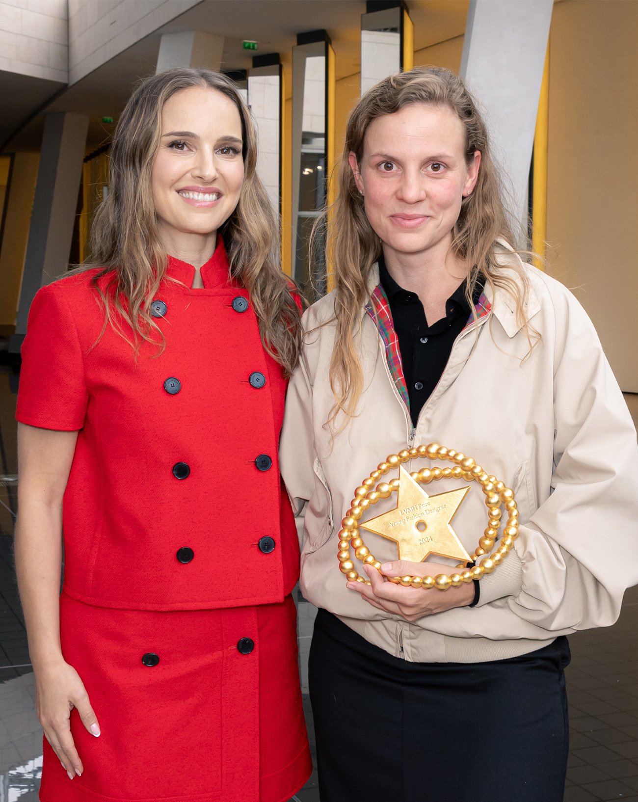 Ellen Hodakova Larsson et Natalie Portman au Prix LVMH 2024 © François Goizé.