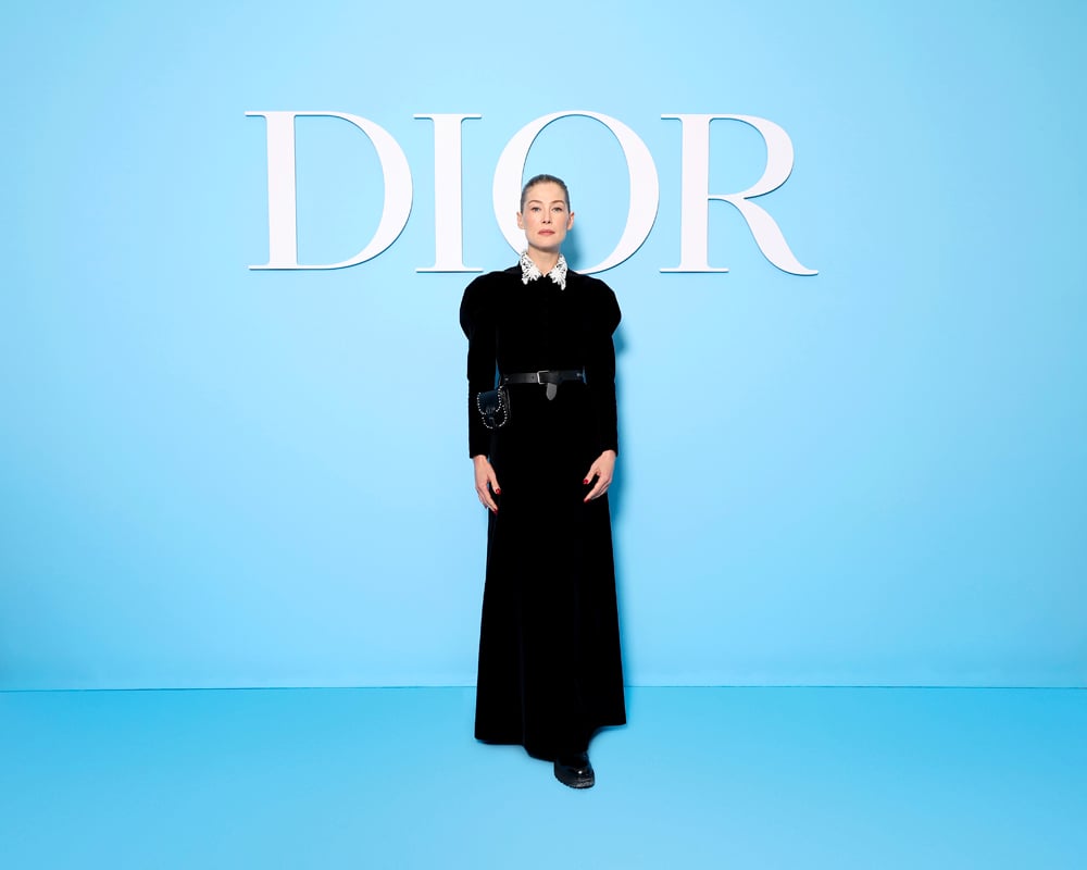 Rosamund Pike au défilé Dior printemps-été 2025 © Dior.