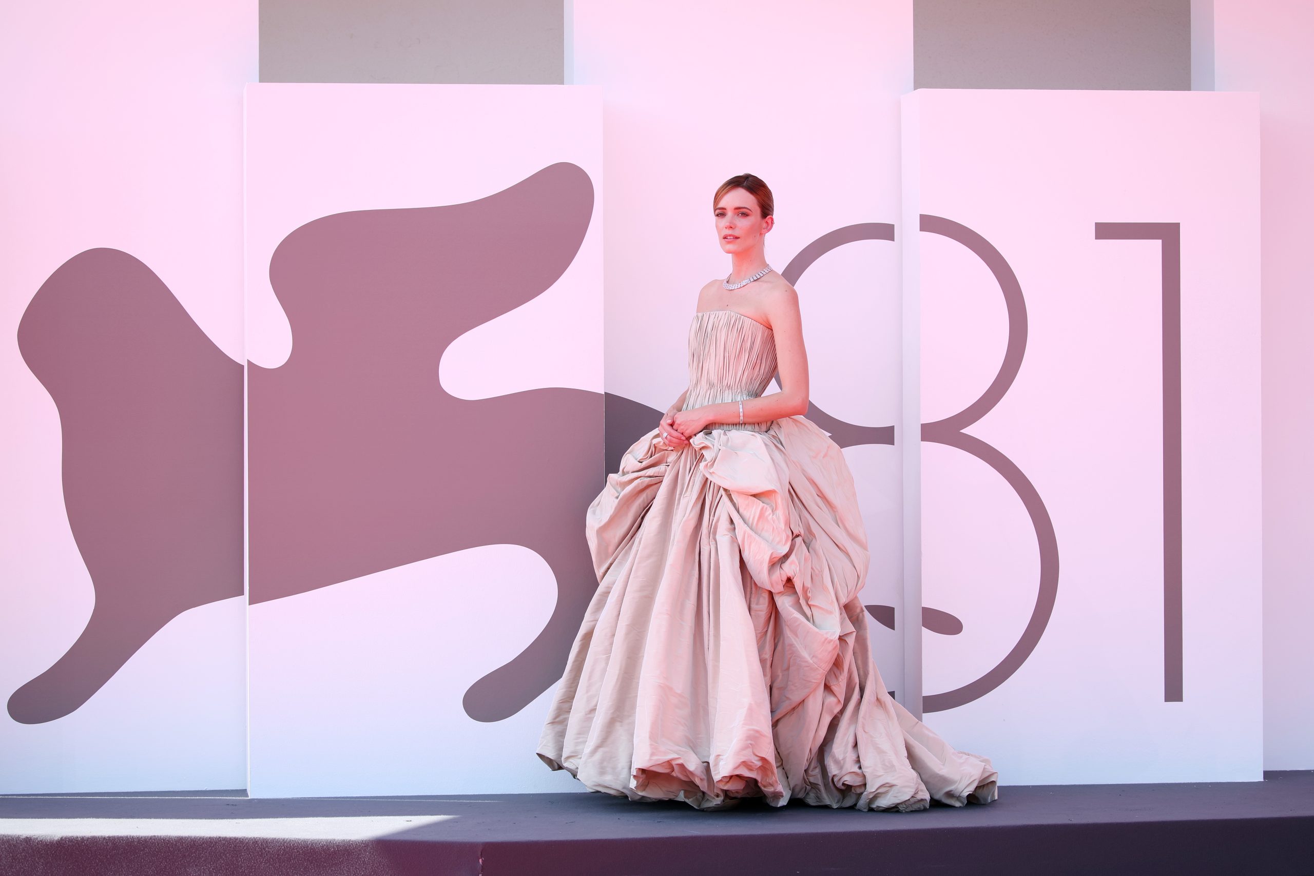 Stacy Martin en robe custom Louis Vuitton à la Mostra de Venise le 1er septembre 2024 © Daniele Venturelli/WireImage.