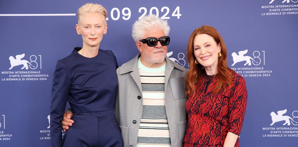 Tilda Swinton, Pedro Almodóvar et Julianne Moore au photocall du film The Room Next Door à la Mostra de Venise le 2 septembre 2024 © Daniele Venturelli/WireImage.