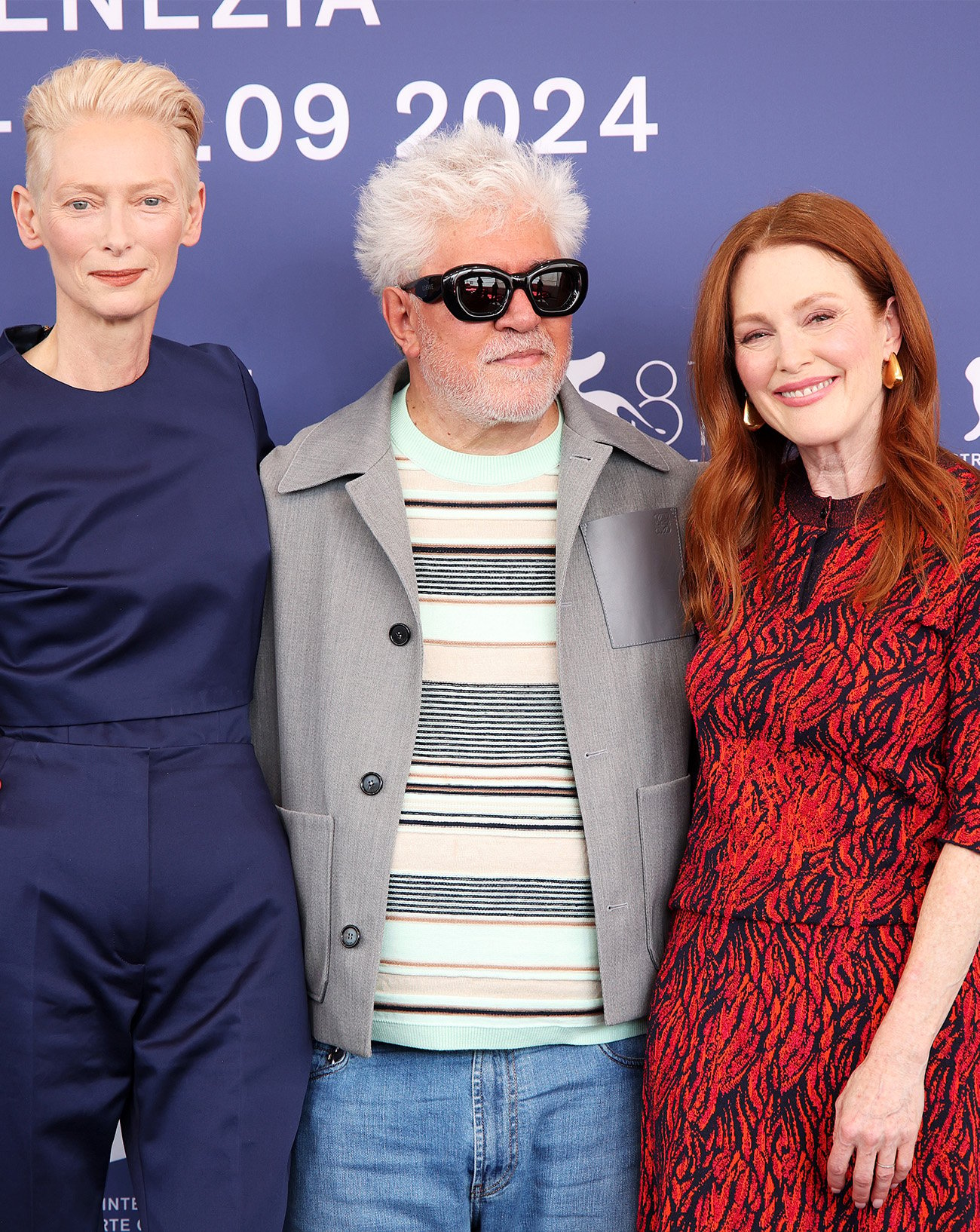 Tilda Swinton, Pedro Almodóvar et Julianne Moore au photocall du film The Room Next Door à la Mostra de Venise le 2 septembre 2024 © Daniele Venturelli/WireImage.