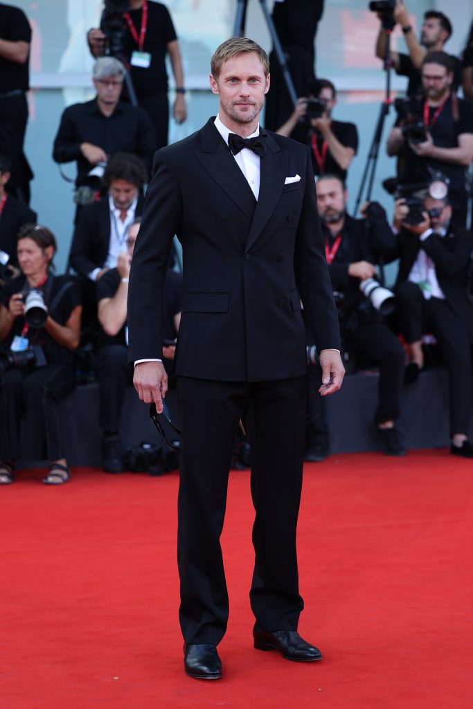 Alexander Skarsgård en smoking Calvin Klein à la cérémonie de clôture à la Mostra de Venise le 7 septembre 2024 © Maria Moratti/Getty Images.