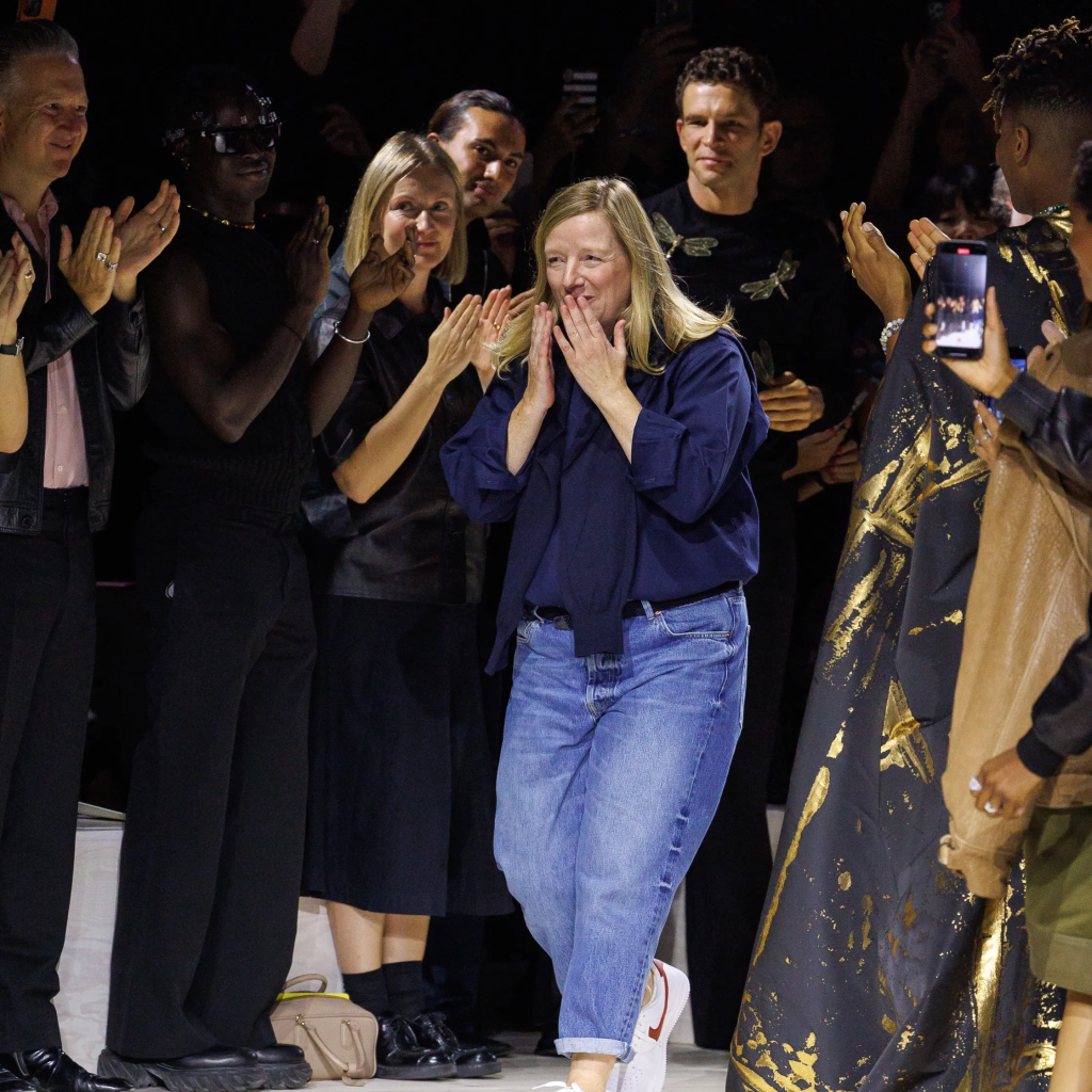 Sarah Burton en septembre 2023 lors de son dernier défilé pour la maison Alexander McQueen.