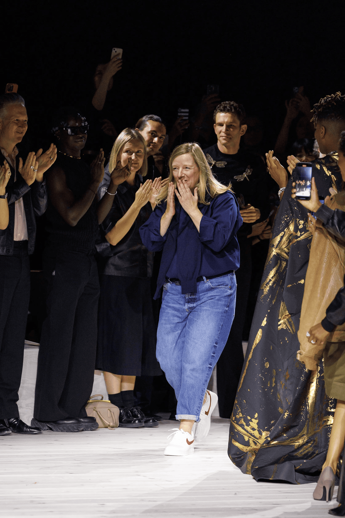 Sarah Burton en septembre 2023 lors de son dernier défilé pour la maison Alexander McQueen.