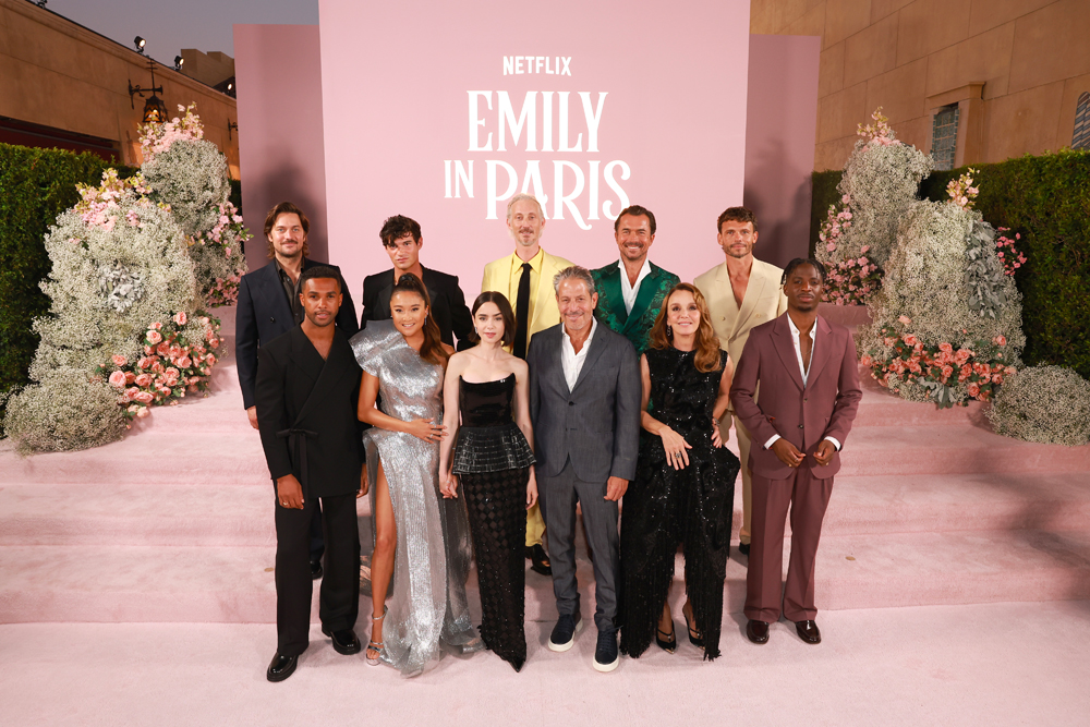 Arnaud Binard et le reste du casting de la série à la projection de la saison 4 d'Emily In Paris Season 4 à Los Angeles, le 14 août 2024. Photo par Matt Winkelmeyer/Getty Images pour Netflix.