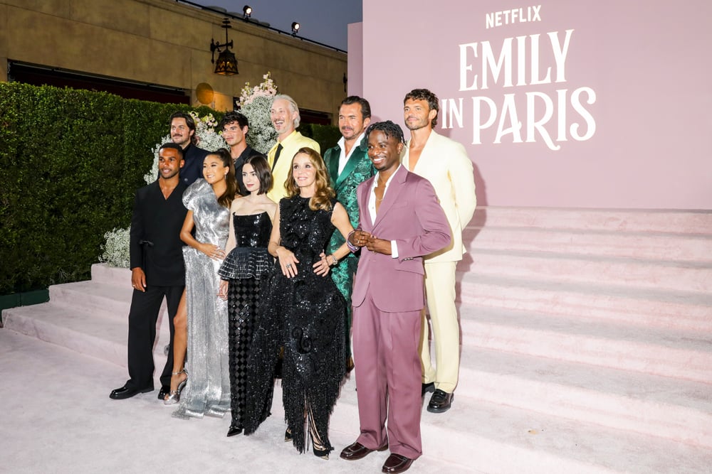 Arnaud Binard et le reste du casting de la série à la projection de la saison 4 d'Emily In Paris Season 4 à Los Angeles, le 14 août 2024. Photo par Krista Schlueter/Getty Images pour Netflix.