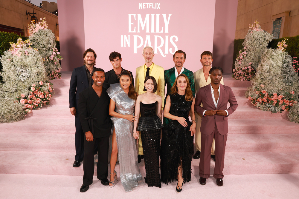 Arnaud Binard et le reste du casting de la série à la projection de la saison 4 d'Emily In Paris Season 4 à Los Angeles, le 14 août 2024. Photo par Matt Winkelmeyer/Getty Images pour Netflix.