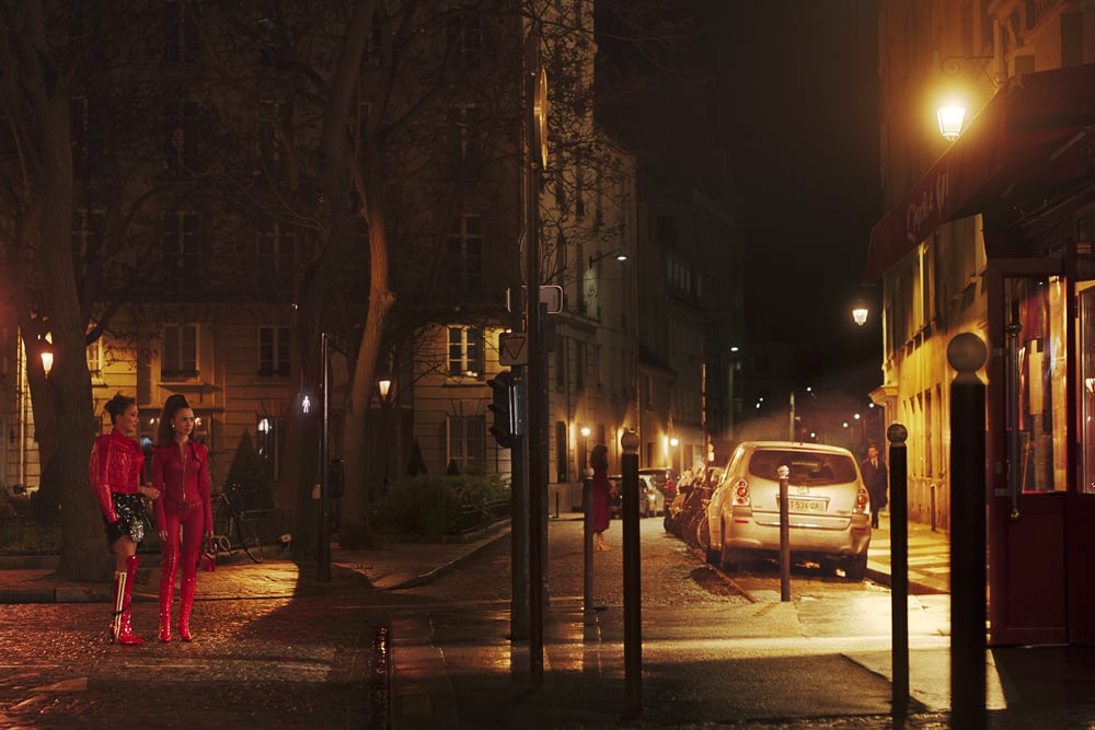 Ashley Park et Lily Collins dans la saison 4 d'Emily in Paris (2024) © Netflix.