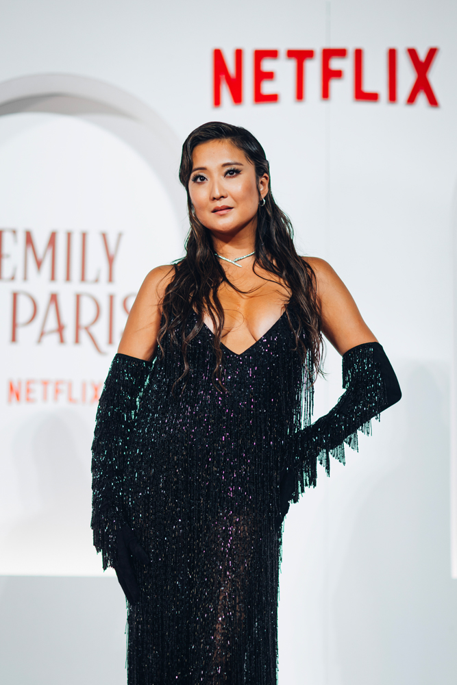 Ashley Park pour la promotion de la saison 4 d'Emily in Paris © Netflix.