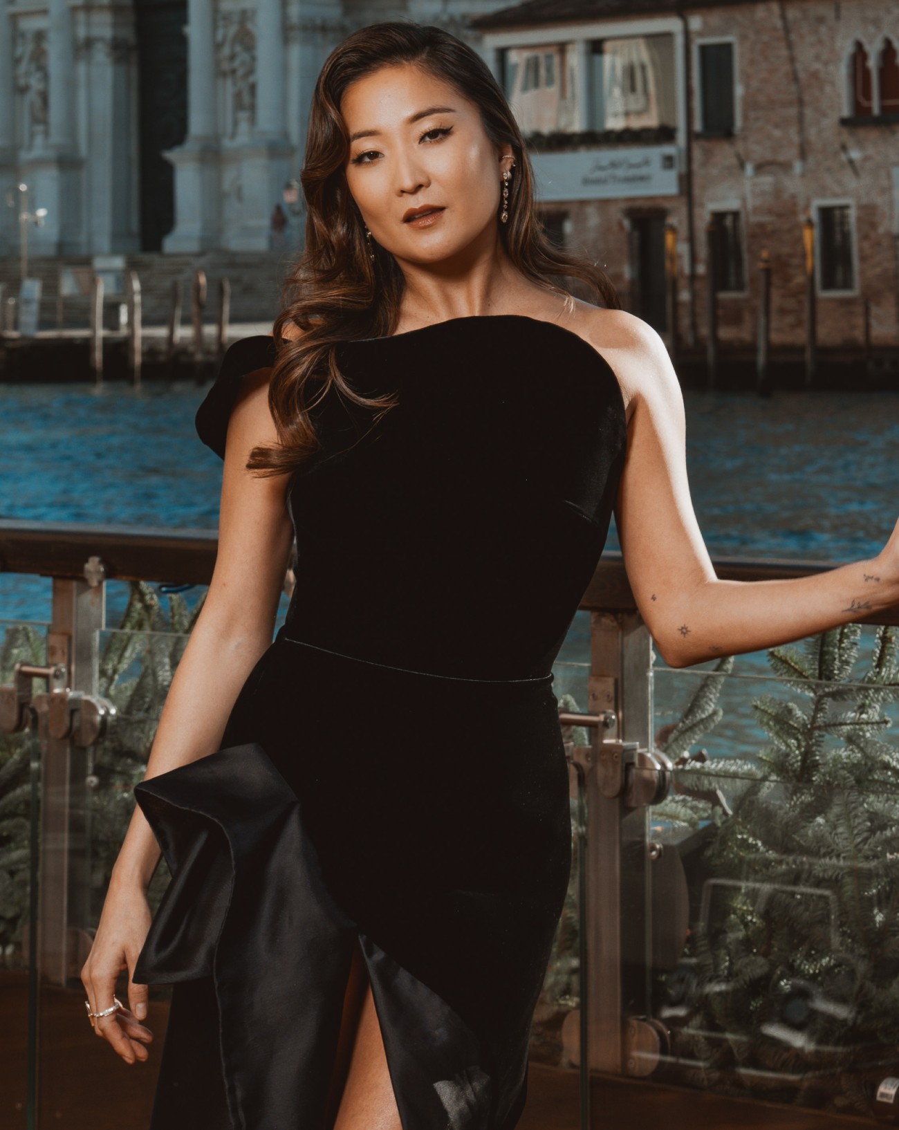 Ashley Park durant la promotion de la saison 5 d'Emily in Paris.