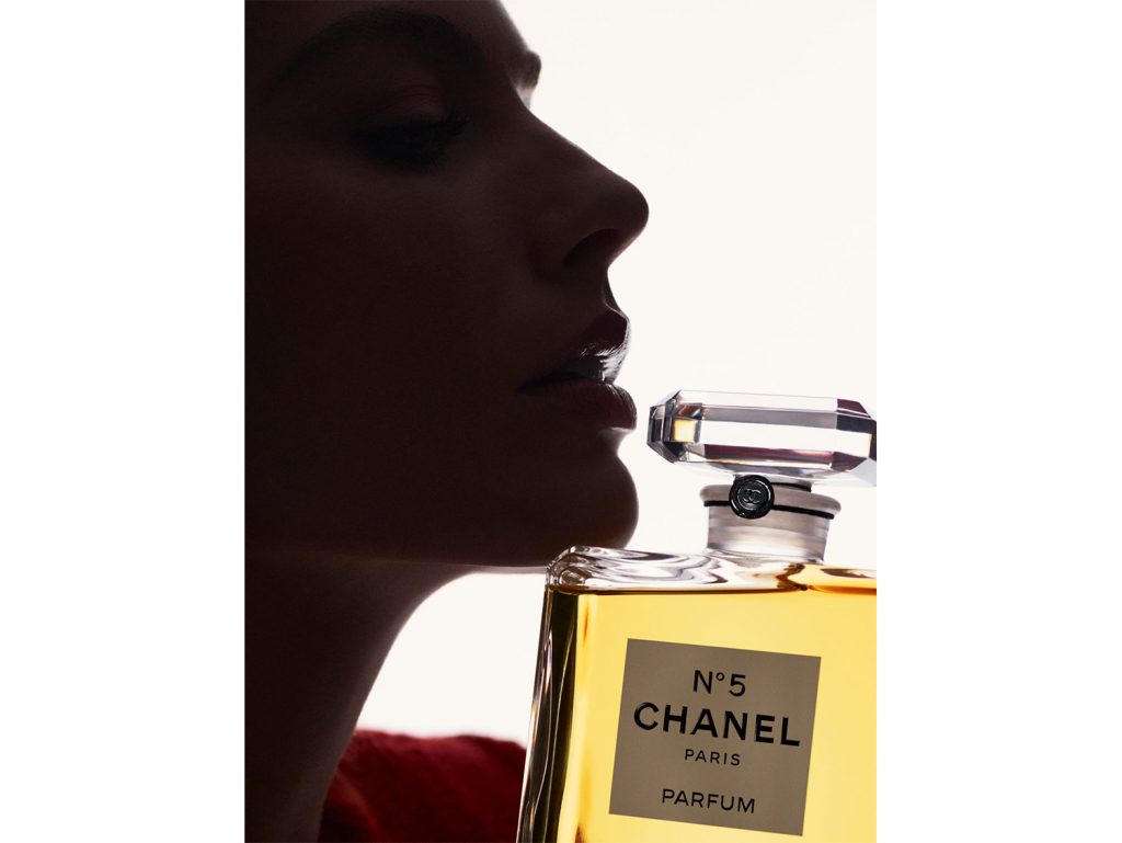 Margot Robbie, égérie du parfum N°5 de Chanel